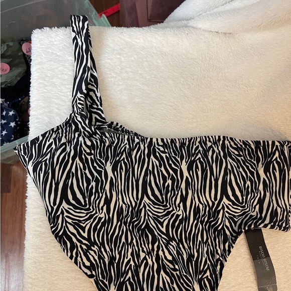 Bisou Bisou Black and White Swimsuit - Picture 3 of 7